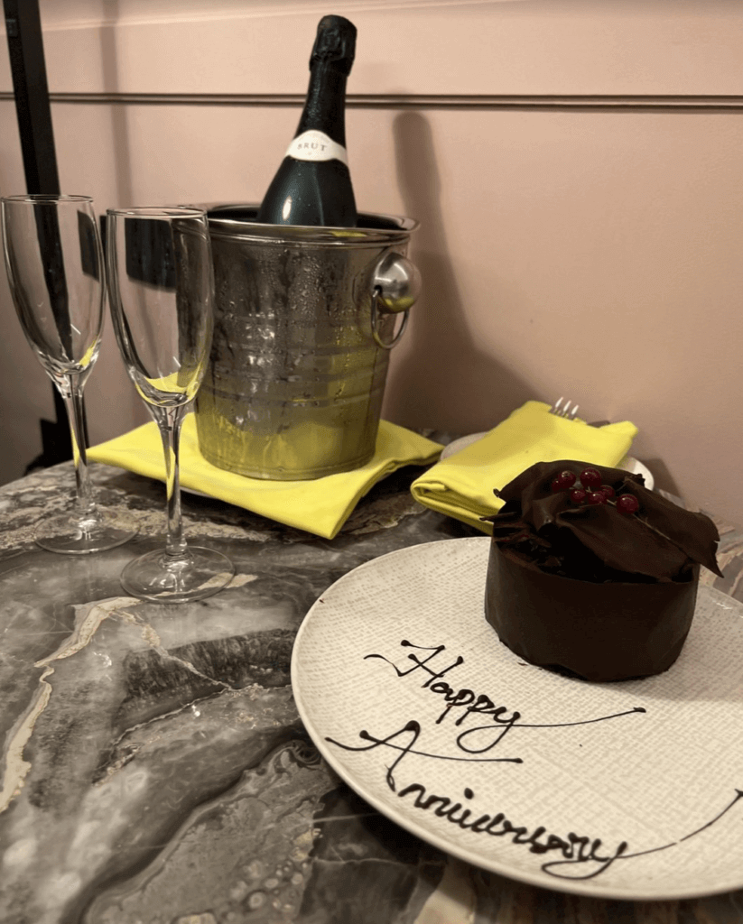 スパークリングワインとチョコレートケーキ